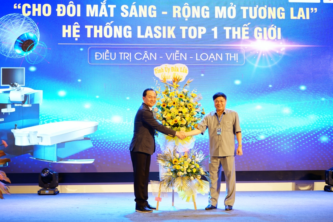 Phó Bí thư Thường trực Tỉnh ủy Phạm Minh Tấn tặng hoa chúc mừng Bệnh viện Mắt Tây Nguyên triển khai phương pháp điều trị mới.