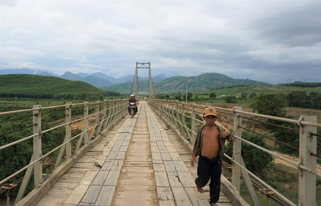 Cầu treo dân sinh Noh Prông (xã Hòa Phong) được đưa vào sử dụng từ đầu năm 2017.