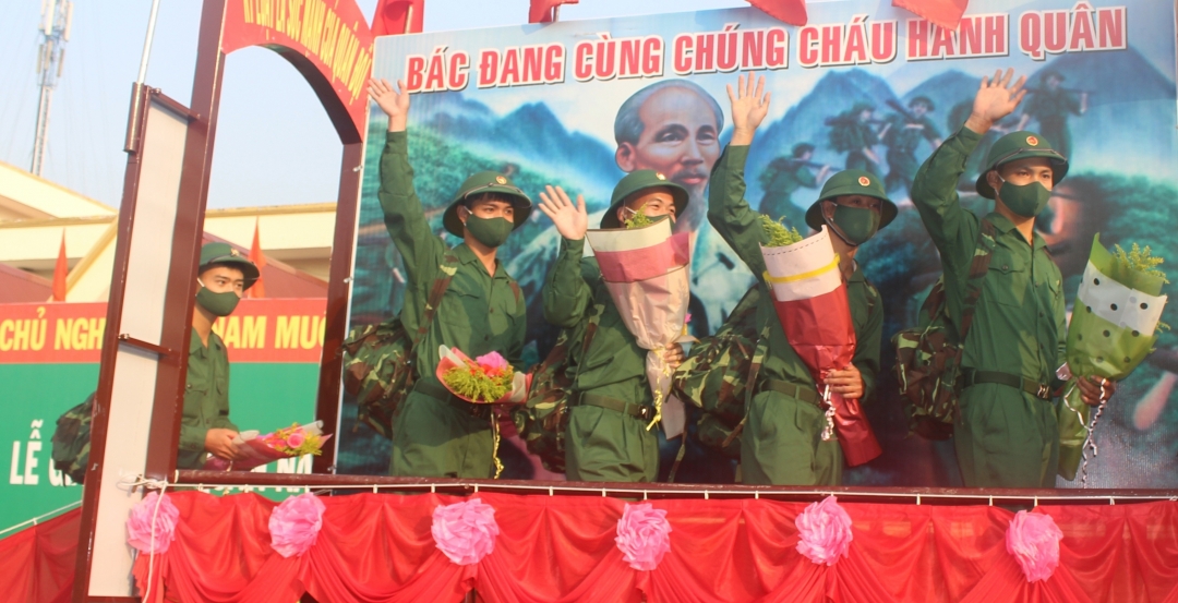 Các tân binh của huyện MDrắk bước lên Cầu vinh quang tại lễ giao nhận quân năm 2021.