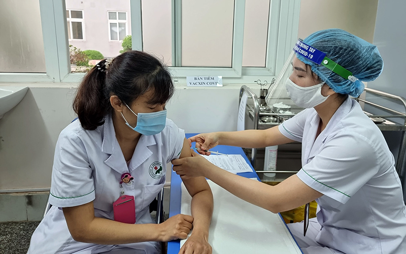 Tiêm vắc xin phòng Covid-19 cho nhân viên y tế  tại Bệnh viện Ðức Giang (Hà Nội). Ảnh: NĐĐT