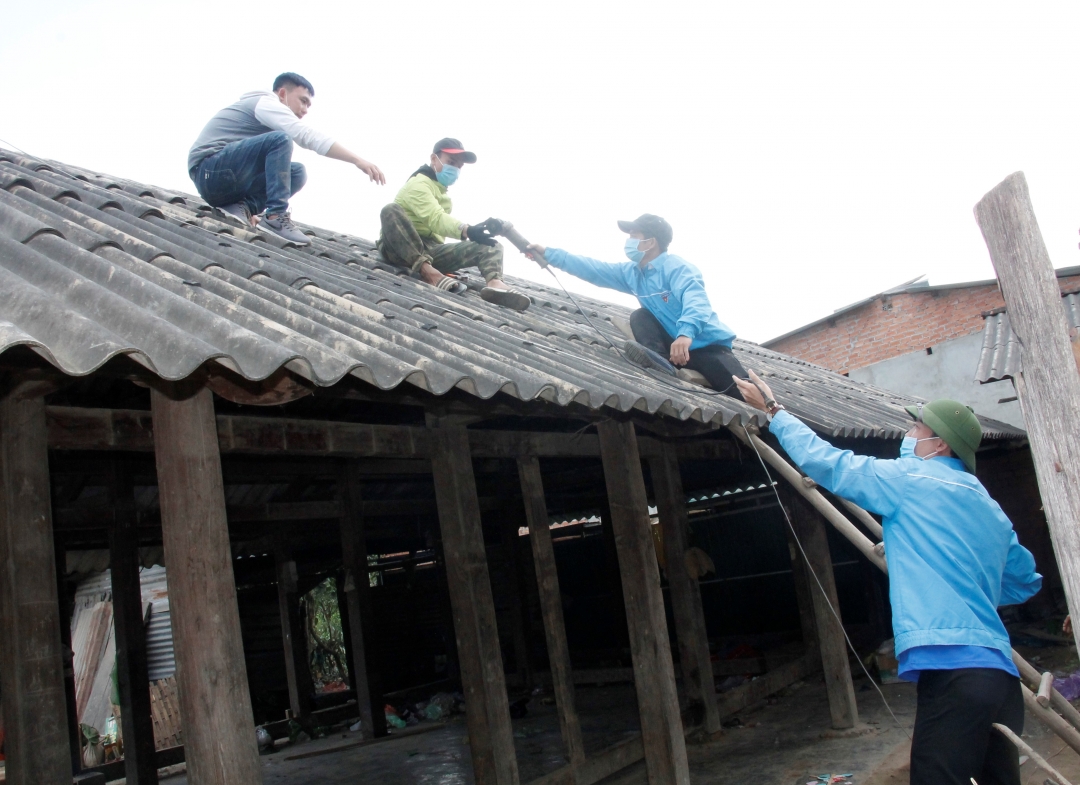 Đoàn viên, thanh niên huyện M'Drắk hỗ trợ người dân xã Cư San tháo dỡ nhà cửa. 