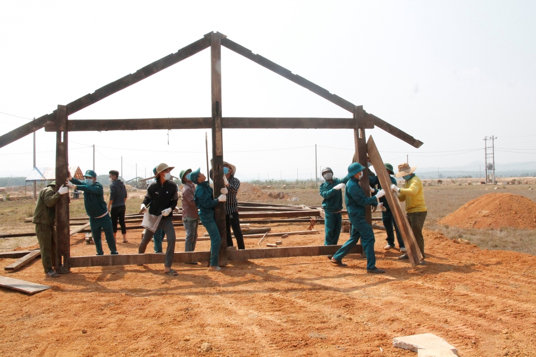 Lực lượng dân quân tự vệ xã Cư Prông (huyện Ea Kar) giúp người dân dựng nhà tại Khu tái định cư số 1 (xã Cư Elang, huyện Ea Kar).