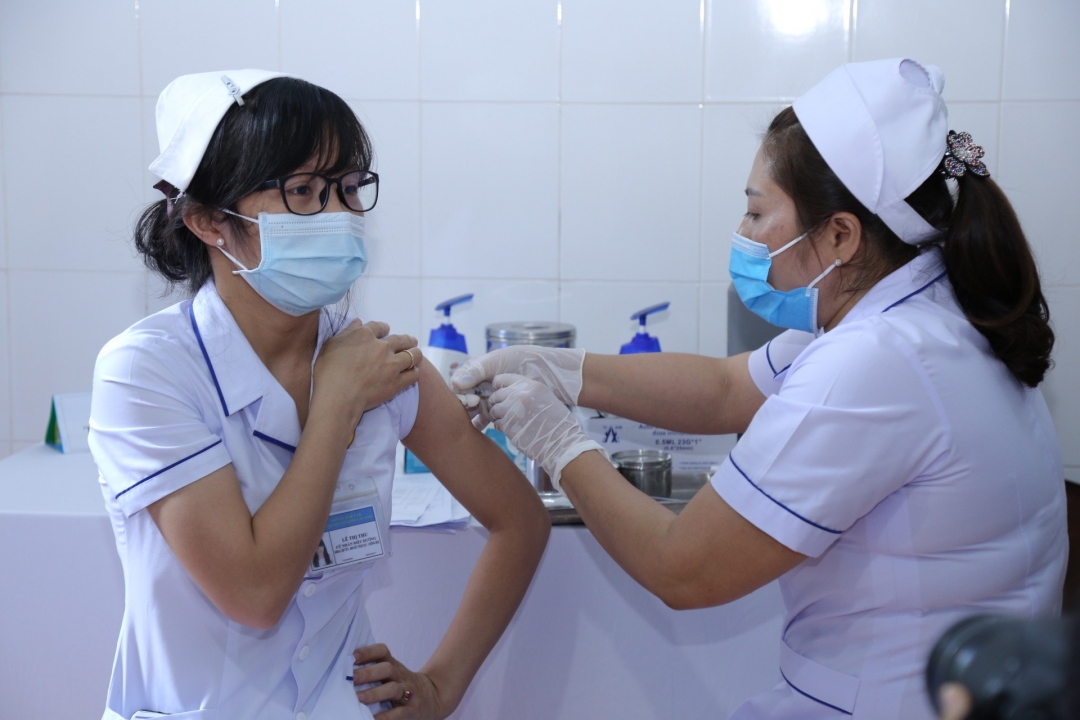 Nhân viên y tế của Bệnh viện Đa khoa TP. Buôn Ma Thuột tiêm vắc xin Covid-19 cho đồng nghiệp. 