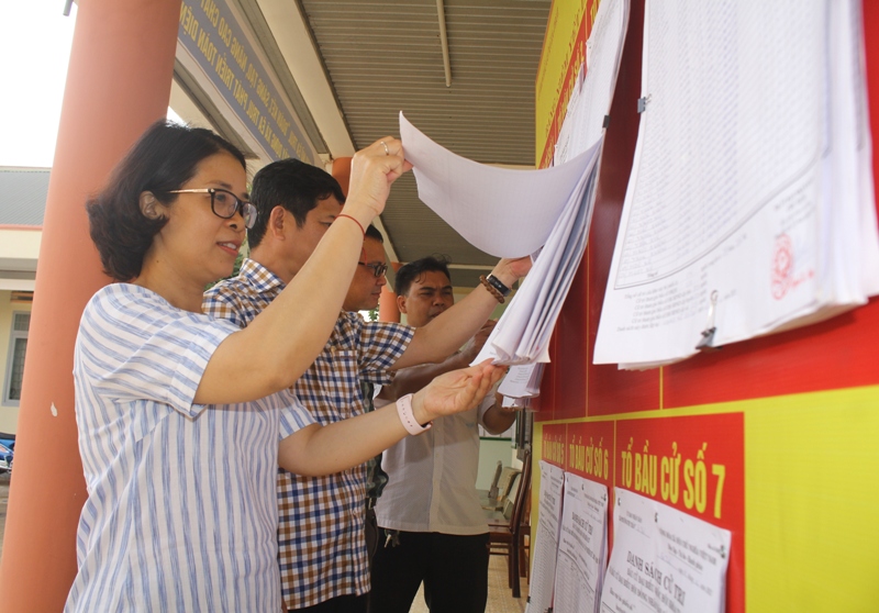 Đoàn công tác kiểm tra công tác chuẩn bị bầu cử tại xã Ea Trul, huyện Krông Bông