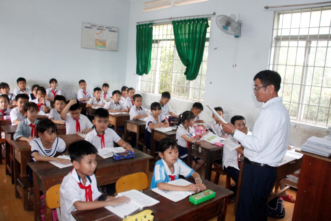 Thầy Trương Văn Chiến, Hiệu trưởng Trường Tiểu học Bùi Thị Xuân (xã Hòa Khánh, TP. Buôn Ma Thuột) trong một giờ đứng lớp.