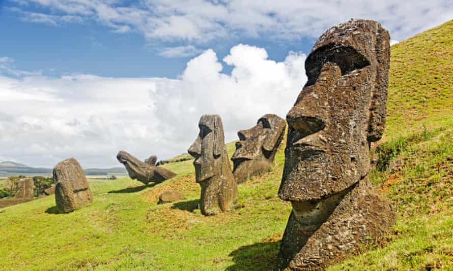 Đảo Phục Sinh nổi tiếng bởi gần 900 bức tượng Moai khổng lồ bằng đá.