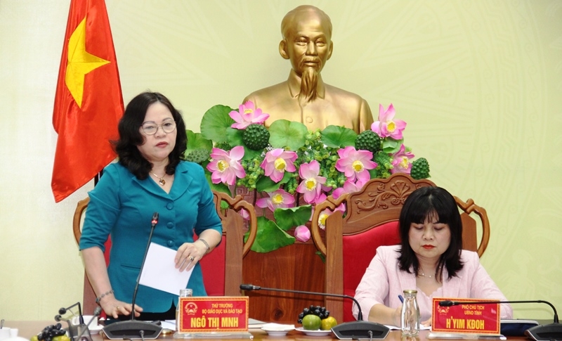 Thứ trưởng Bộ GD-ĐT Ngô Thị Minh phát biểu tại buổi làm việc.