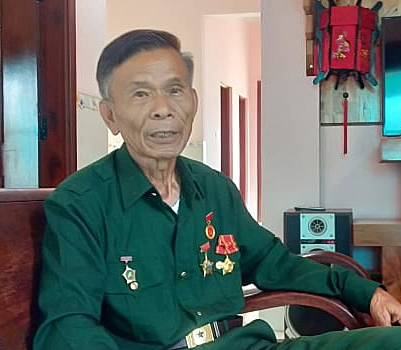 Ông Nguyễn Hữu Đào kể về những kỷ niệm  chiến trường.