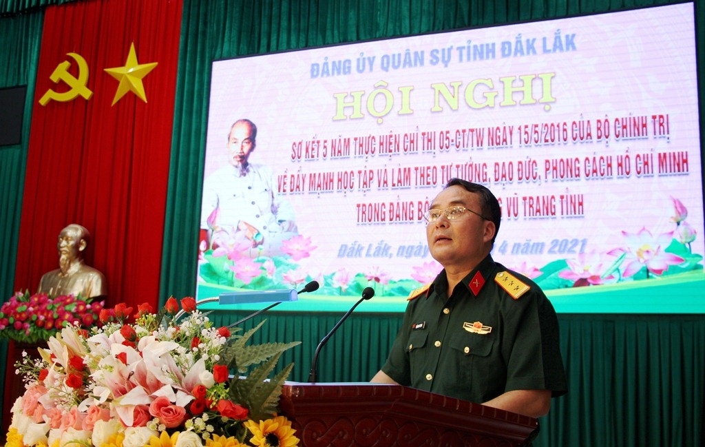 Thượng tá Trần Minh Trọng, Chính ủy Bộ Chỉ huy Quân sự tỉnh phát biểu chỉ đạo hội nghị