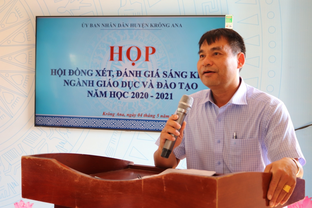 Phó Chủ tịch Thường trực UBND huyện Hoàng Minh Giám phát biểu kết luận cuộc họp