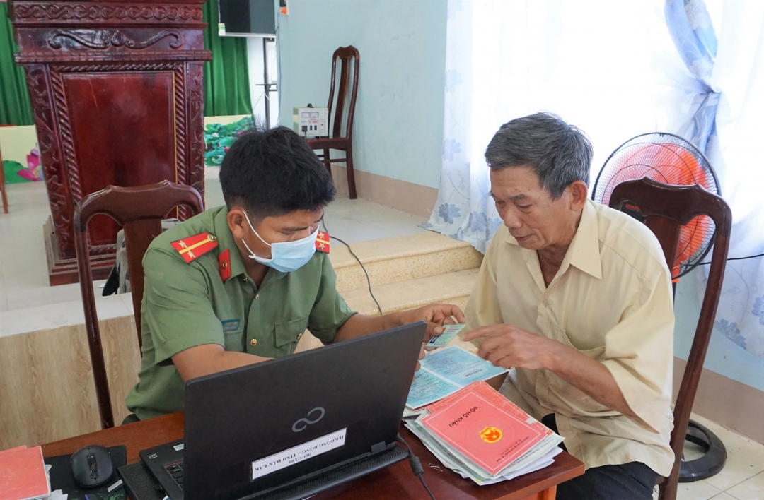Tổ thực hiện cấp căn cước công dân (Công an huyện Krông Bông) kiểm tra giấy tờ cho người dân  tại điểm cấp căn cước công dân lưu động xã Yang Reh.