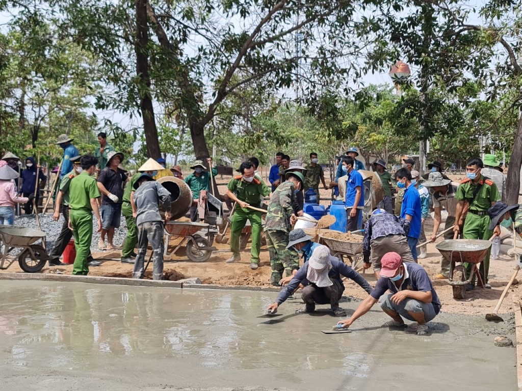 Xây dựng sân bóng chuyền tại thôn Đai Thôn