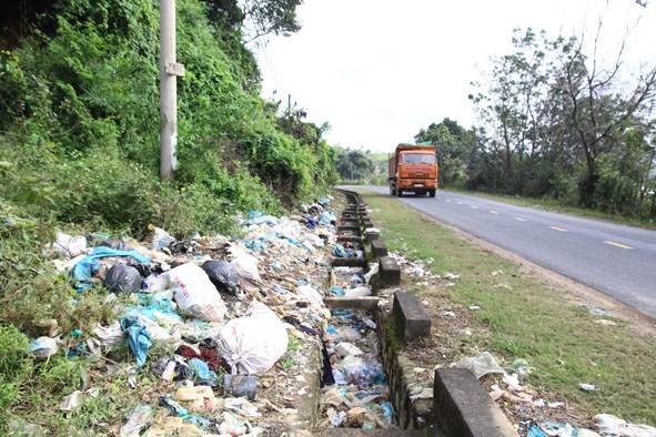 Quốc lộ 27 (đoạn qua buôn Tơr - nơi giáp ranh giữa xã Đắk Liêng và xã Đắk Nuê) tràn ngập rác thải. 