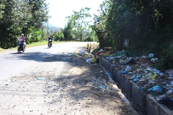 Quốc lộ 27 (đoạn qua thôn Ngã ba, xã Đắk Liêng) nhếch nhác, bẩn thỉu vì rác thải.