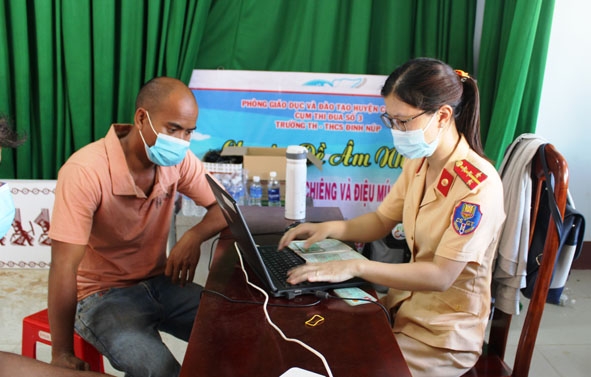 Người dân xã Ea Tar (huyện Cư M'gar) thực hiện thủ tục làm thẻ căn cước công dân gắn chip điện tử.   