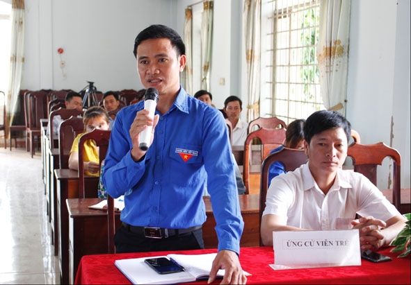 Ứng cử viên đại biểu HĐND xã Krông Na (huyện  Buôn Đôn)  phát biểu  tại diễn đàn ứng cử viên trẻ với bầu cử đại biểu HĐND các cấp.  