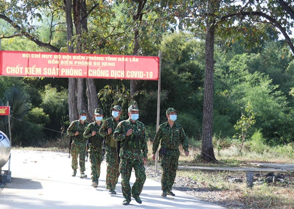 Cán bộ, chiến sĩ Chốt kiểm soát phòng, chống dịch bệnh COVID-19 thuộc Đồn Biên phòng Bo Heng tuần tra bảo vệ biên giới. 