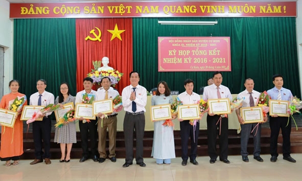 UBND huyện Cư Kuin khen thưởng các tập thể có thành tích xuất sắc trong hoạt động của HĐND huyện, nhiệm kỳ 2016 - 2021.