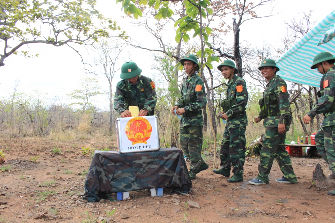 Cán bộ, chiến sĩ Đồn Biên phòng 737 đang tuần tra tại các điểm chốt trên tuyến biên giới bỏ phiếu bầu đại biểu Quốc hội khóa XIV và HĐND các cấp nhiệm kỳ 2016 – 2021.