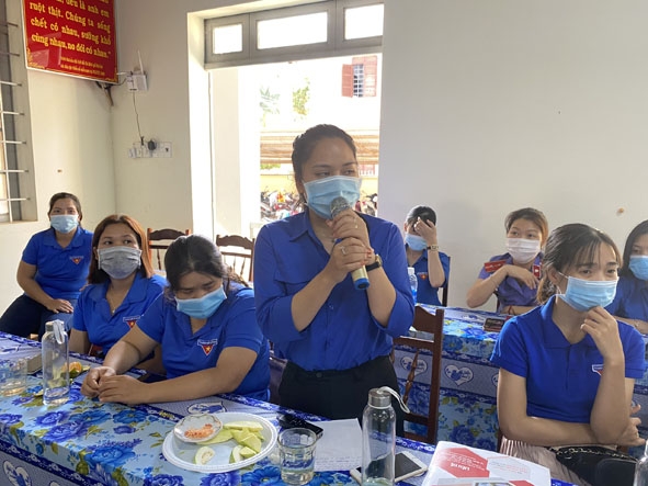 Cử tri Trần Thị Ngọc Trinh trao đổi tại “Diễn đàn cử tri trẻ với cuộc bầu cử”.  