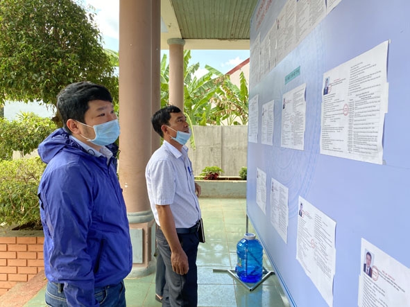 Cử tri thị trấn Quảng Phú tìm hiểu thông tin về các ứng cử viên.