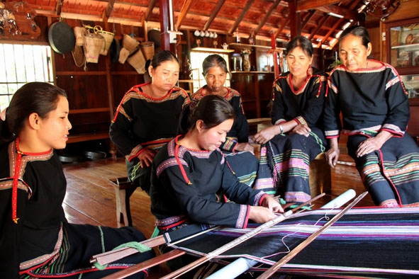 Hội viên phụ nữ dân tộc thiểu số xã Cư Huê tích cực tham gia Tổ hợp tác dệt thổ cẩm buôn M'Oa để giữ gìn nghề truyền thống. 
