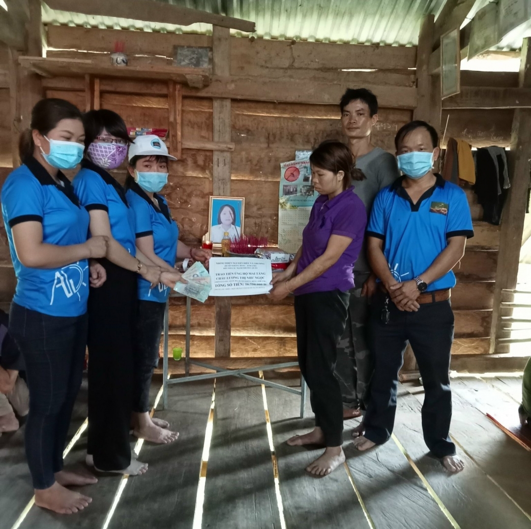 Nhóm thiện nguyện Hiểu và thương huyện Krông Bông trao hỗ trợ cho gia đình cháu