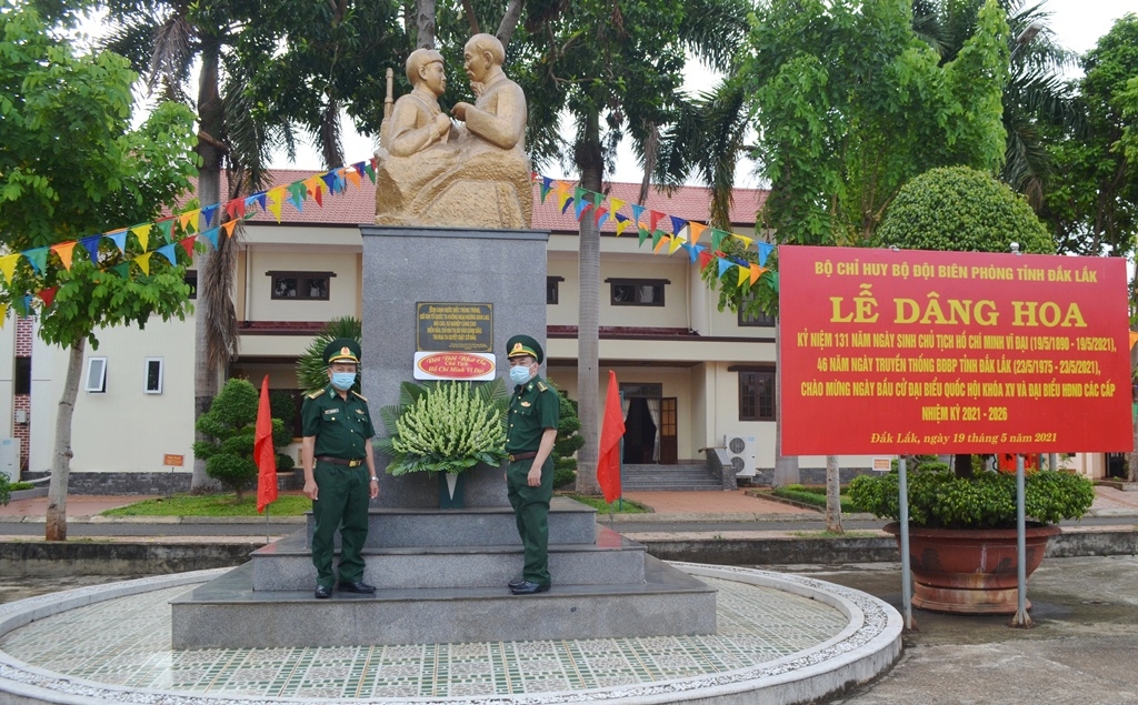 Lãnh đạo Bộ Chỉ huy BĐBP tỉnh dâng hoa tại tượng đài “Bác Hồ với chiến sĩ Biên phòng”. 