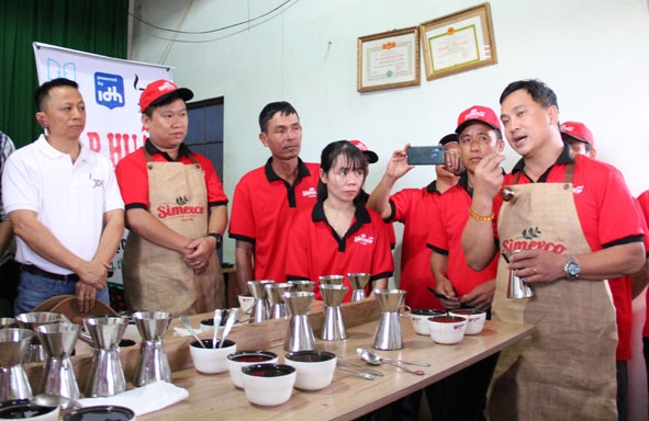 Công ty Simexco Đắk Lắk tập huấn thử nếm cà phê cho các thành viên của HTX Ea Tân.  