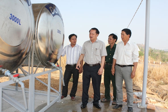 Chủ tịch UBND huyện Krông Búk Vũ Văn Mỹ (thứ 2 từ trái sang) kiểm tra công trình cấp nước sạch tập trung ở xã Ea Sin.