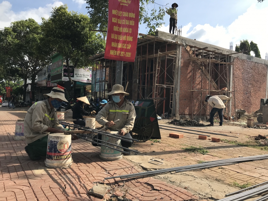 Một  công trình đang  xây dựng  ở phường  Tự An  (TP. Buôn Ma Thuột) gặp khó khăn  do giá  vật liệu  tăng cao. 