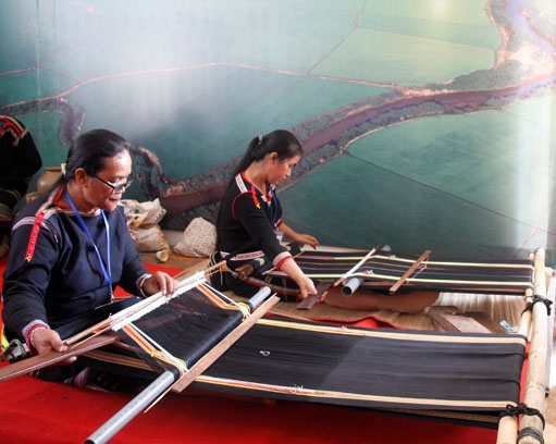 Nghề dệt thổ cẩm truyền thống người M'nông gắn với hoạt động trải nghiệm du lịch cộng đồng tại buôn Lê,  thị trấn Liên Sơn (huyện Lắk). 