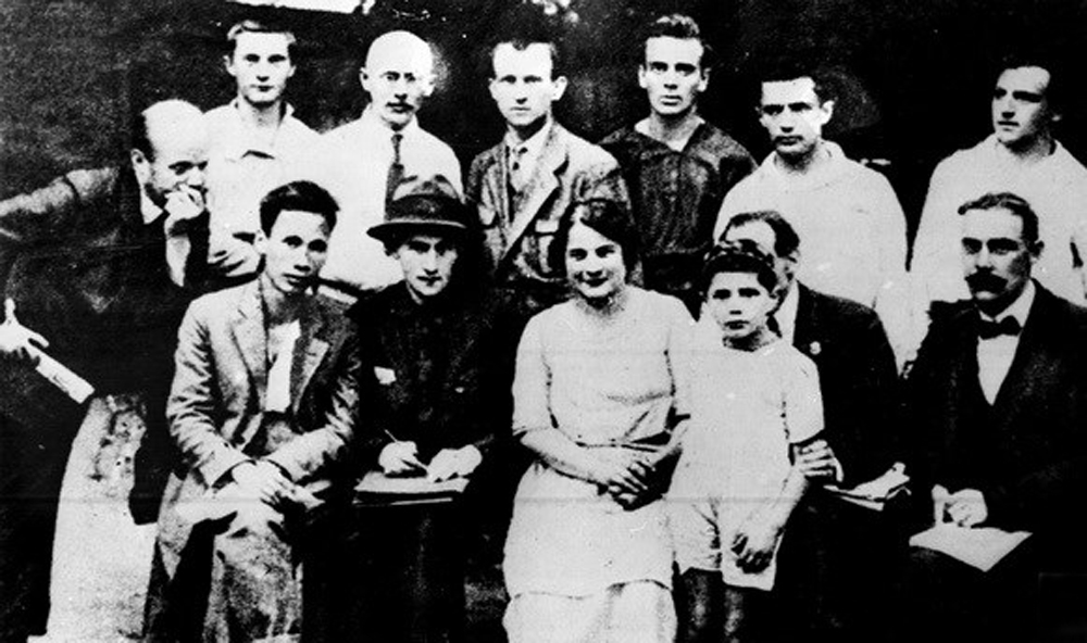 Nguyễn Ái Quốc (ngồi hàng thứ nhất, bên trái) cùng một số đại biểu tham dự Đại hội Quốc tế Cộng sản lần thứ V tại Liên Xô từ ngày 17-6 đến 8-7-1924.  Ảnh tư liệu