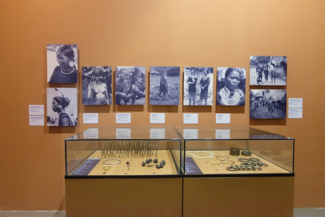 Hình ảnh và hiện vật về trang sức của các dân tộc ở Tây Nguyên được trưng bày tại Bảo tàng Đắk Lắk.