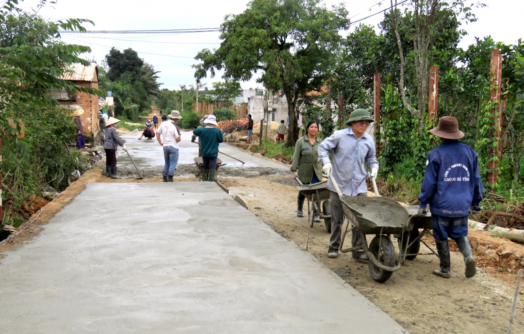 Người dân thôn 7, xã Ea Đar (huyện Ea Kar) đóng góp ngày công xây dựng đường giao thông nông thôn. 
