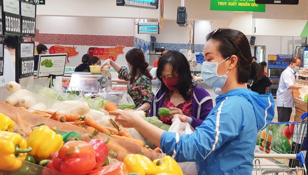 Người dân chọn mua hàng Việt tại Siêu thị Co.opmart Buôn Ma Thuột.