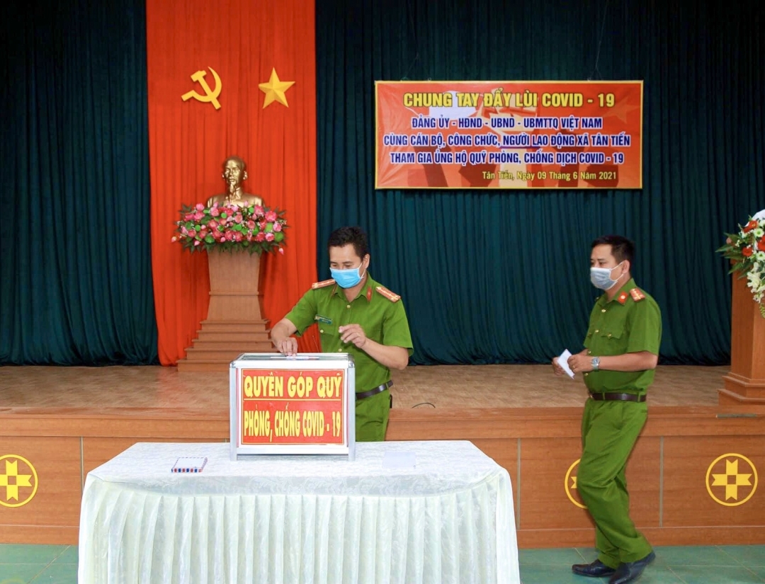 Cán bộ, công chức, người lao động xã Tân Tiến (huyện Krông Pắc) ủng hộ Quỹ phòng, chống dịch COVID - 19