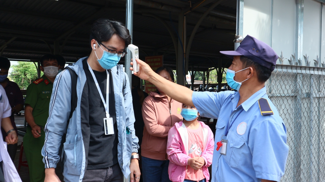 Người dân được kiểm tra thân nhiệt trước khi vào khám tại Bệnh viện Đa khoa vùng Tây Nguyên. Ảnh: Quang Nhật