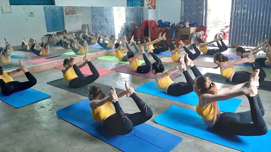 Học viên một câu lạc bộ yoga ở Krông Bông trong giờ tập luyện.  
