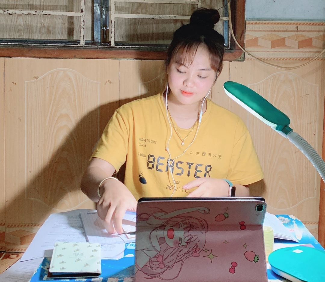 Em Nguyễn Thị Thanh Phượng (thôn 1A, xã Cư Êwi, huyện Cư Kuin) đang học khóa đào tạo định hướng  theo hình thức trực tuyến trước khi sang Hàn Quốc làm việc.    