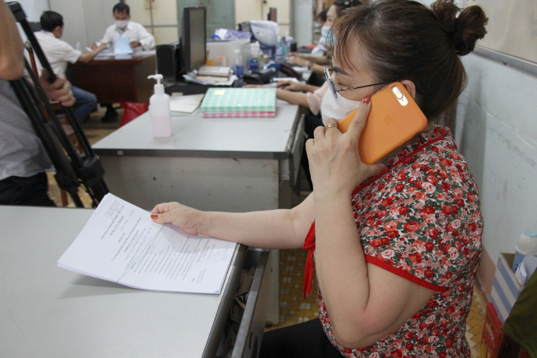 Cán bộ Đội Thuế liên phường Thắng Lợi - Tân Lợi (TP. Buôn Ma Thuột) hỗ trợ gián tiếp qua điện thoại giúp hộ kinh doanh làm thủ tục tạm ngưng, nghỉ kinh doanh vì dịch COVID-19 để hưởng chính sách ưu đãi về thuế.  