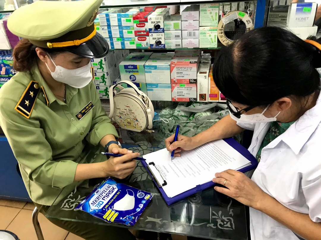 Một hộ kinh doanh thuốc, thiết bị vật tư y tế tại TP. Buôn Ma Thuột ký cam không kinh doanh hàng hóa vi phạm.