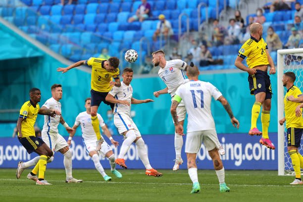 Một pha bóng giữa trận Thụy Điển - Slovakia.