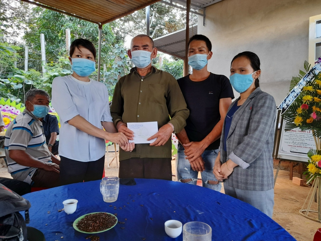 Đại diện Quỹ Bảo trợ trẻ em tỉnh thăm hỏi, hỗ trợ gia đình có trẻ đuối nước tại xã  Cư Dliê M'nông, huyện Cư M'gar.