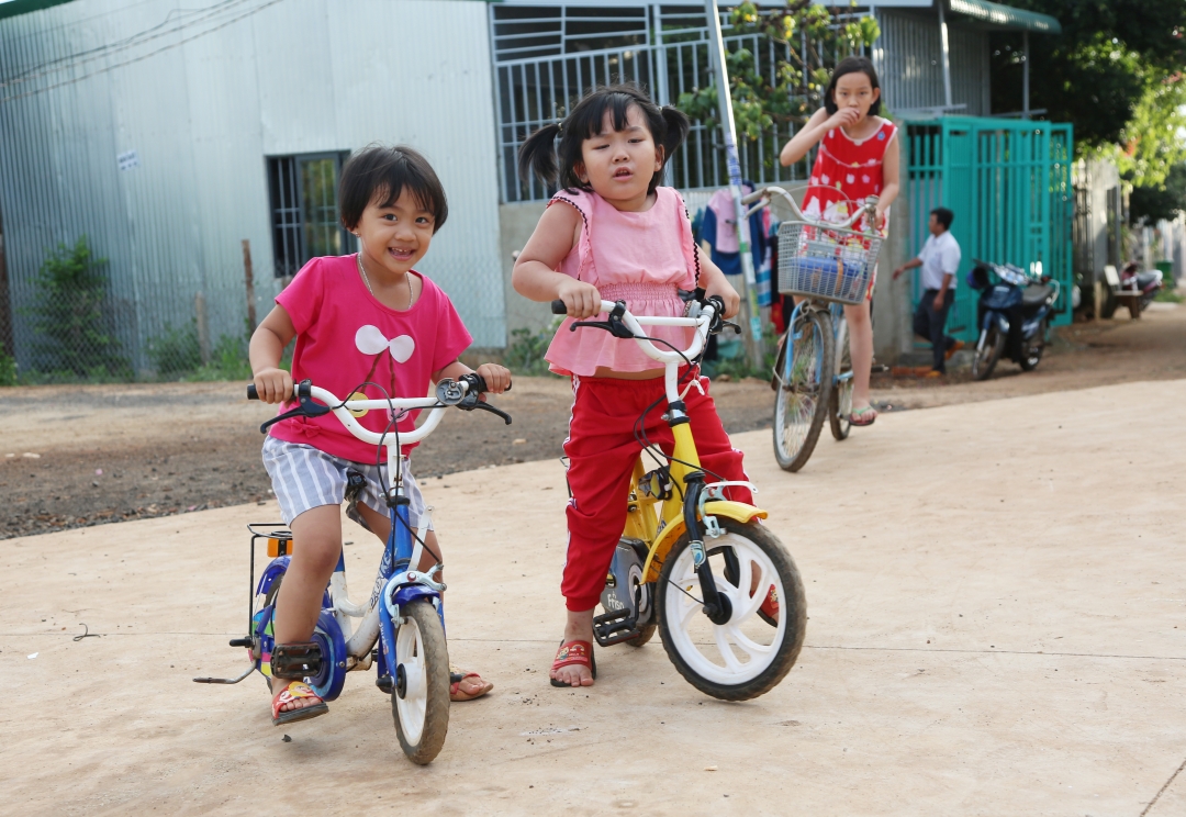Trẻ em tự chơi xe đạp gần nhà. 