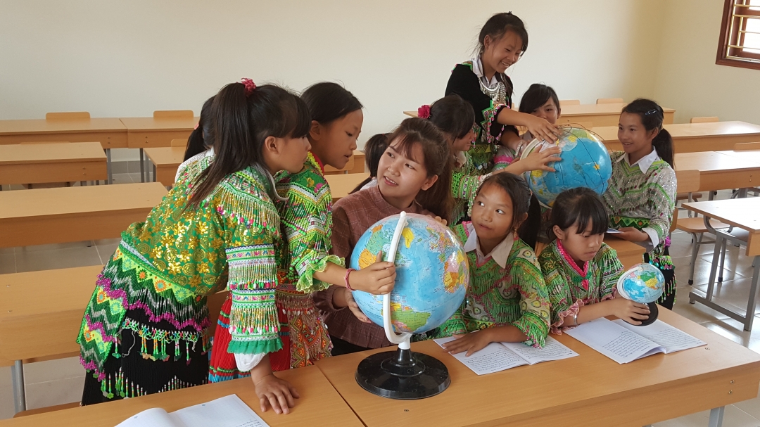 Học sinh người Mông ở Trường Tiểu học Cư Pui 2 (xã Cư Pui) phấn khởi được học tập trong lớp học khang trang, đầy đủ dụng cụ học tập