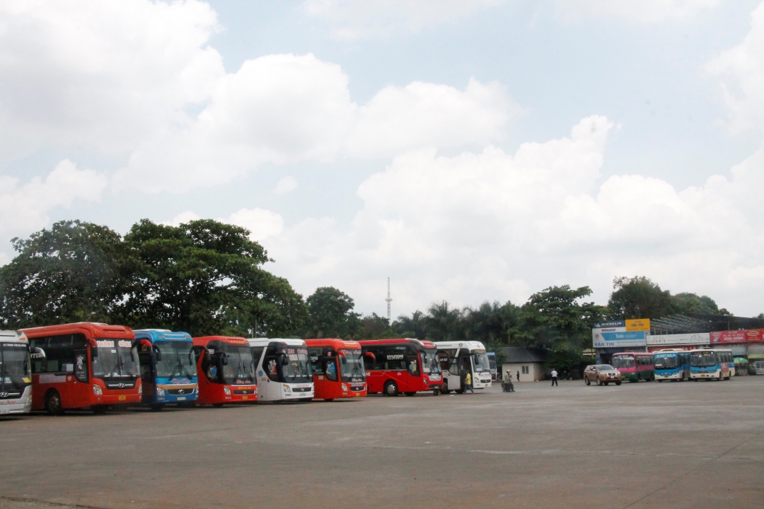 Nhiều phương tiện tại Bến xe liên tỉnh Đắk Lắk thực hiện quy định tạm dừng hoạt động. 