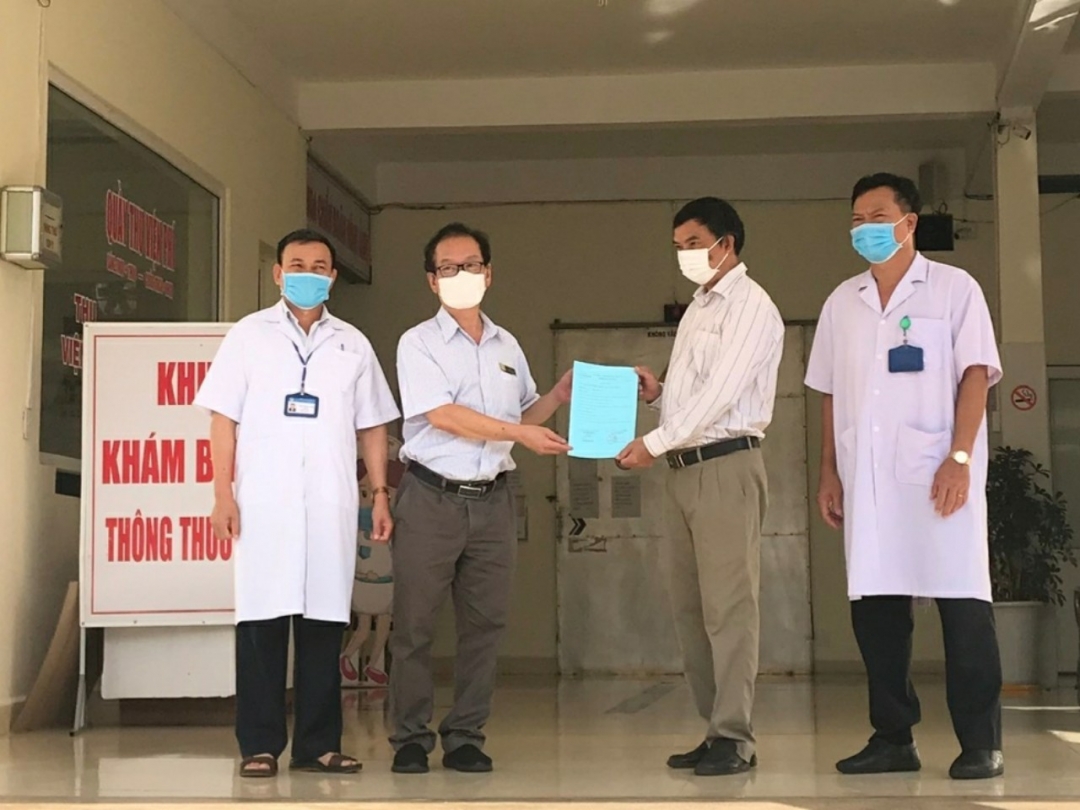 Phó Giám đốc Sở Y tế Nguyễn Văn Hùng cùng lãnh đạo Bệnh viện Lao và bệnh phổi tỉnh trao giấy chứng nhận ra viện cho bệnh nhân 3836.