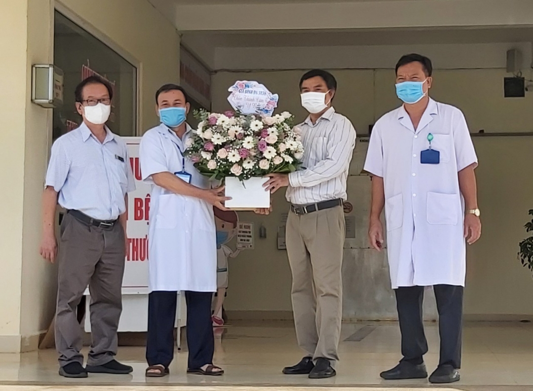 Gia đình bệnh nhân gửi tặng lẵng hoa tri ân các y bác sĩ và ngành Y tế. 