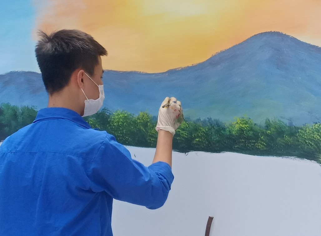 Đoàn viên thanh niên huyện Krông Bông tham gia vẽ tranh bích họa.